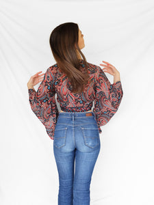 Taiṃtīs bell sleeve top